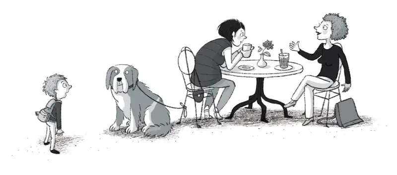 Zwei Frauen unterhalten sich im Café. Ein Hund ist am Tisch angebunden und ein Junge erschreckt sich.